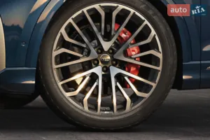 Стремится вперед, даже когда стоит